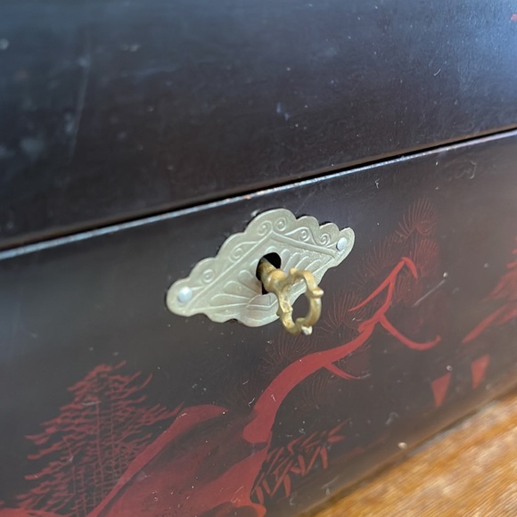 Black lacquer | made in Japan musical jewelry box with key - Picture 9 of 9